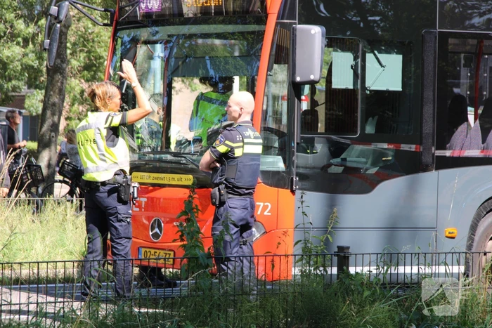 Overstekende brommerrijder botst met stadsbus