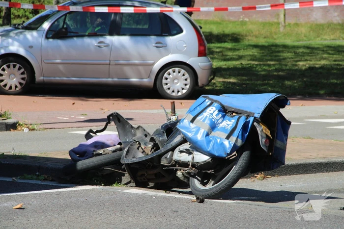Overstekende brommerrijder botst met stadsbus