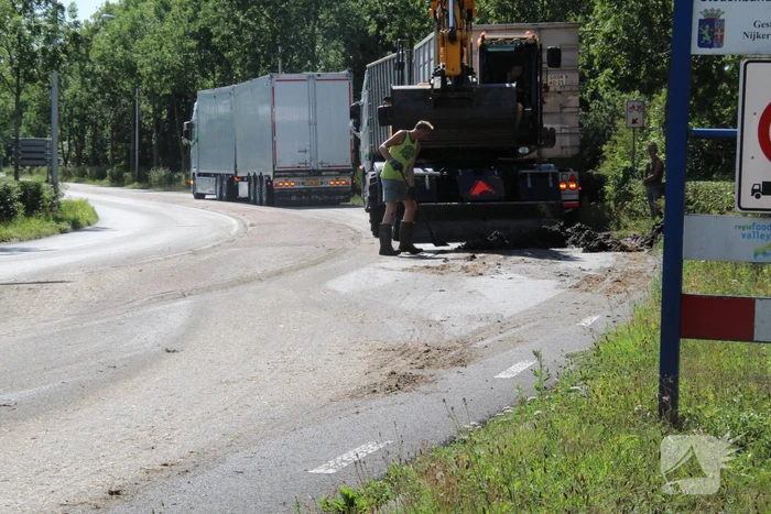 Vrachtwagen verliest lading met stront
