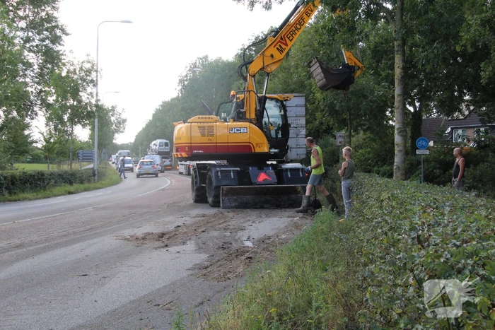 Vrachtwagen verliest lading met stront