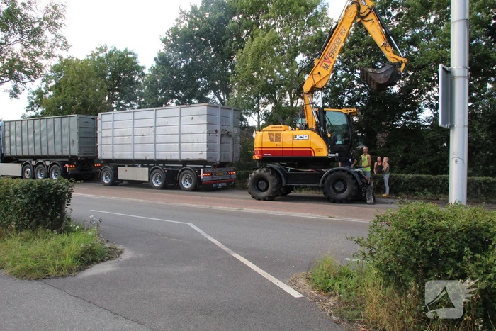 Vrachtwagen verliest lading met stront