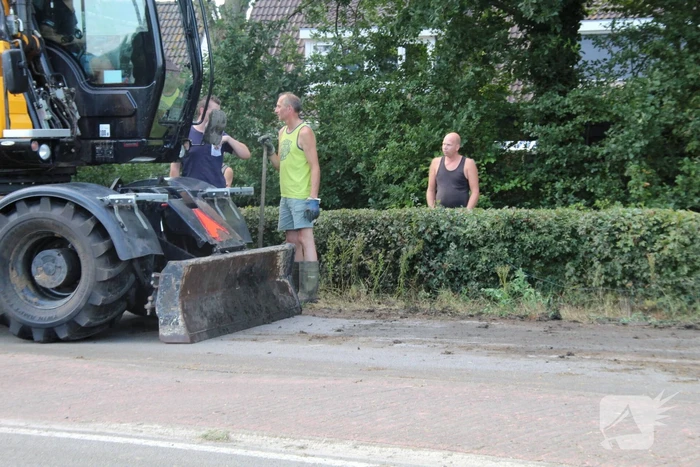 Vrachtwagen verliest lading met stront