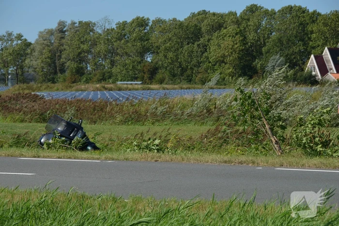 Motorrijder schiet van de weg en raakt gewond