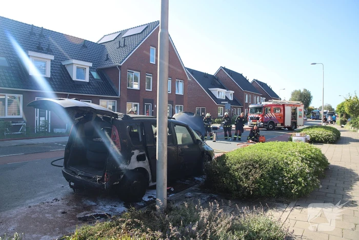 Motorcompartiment van auto brandt totaal uit