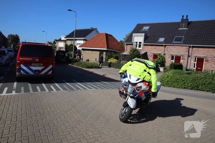 Motorcompartiment van auto brandt totaal uit