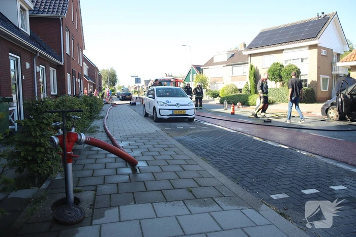 Motorcompartiment van auto brandt totaal uit