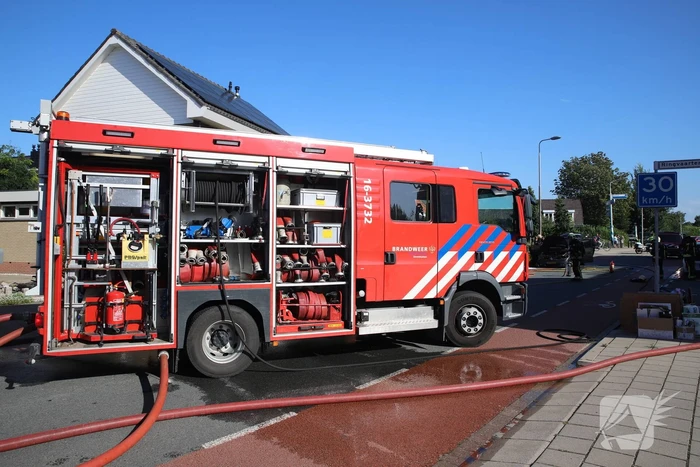 Motorcompartiment van auto brandt totaal uit