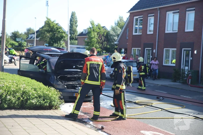 Motorcompartiment van auto brandt totaal uit
