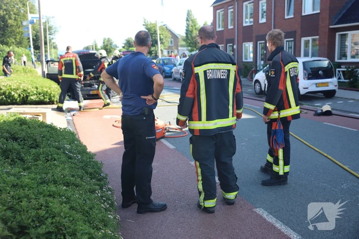 Motorcompartiment van auto brandt totaal uit