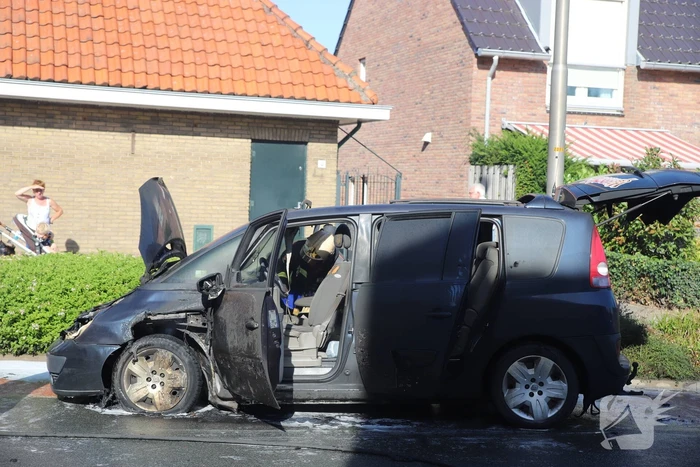 Motorcompartiment van auto brandt totaal uit