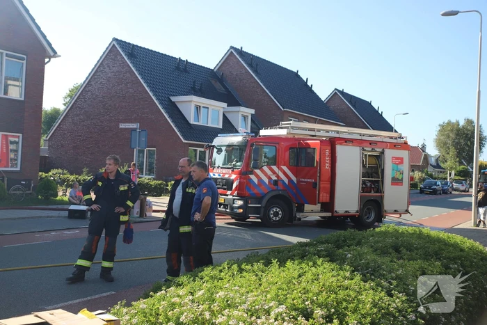 Motorcompartiment van auto brandt totaal uit