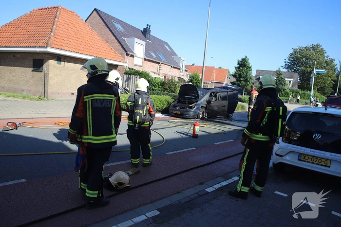 Motorcompartiment van auto brandt totaal uit