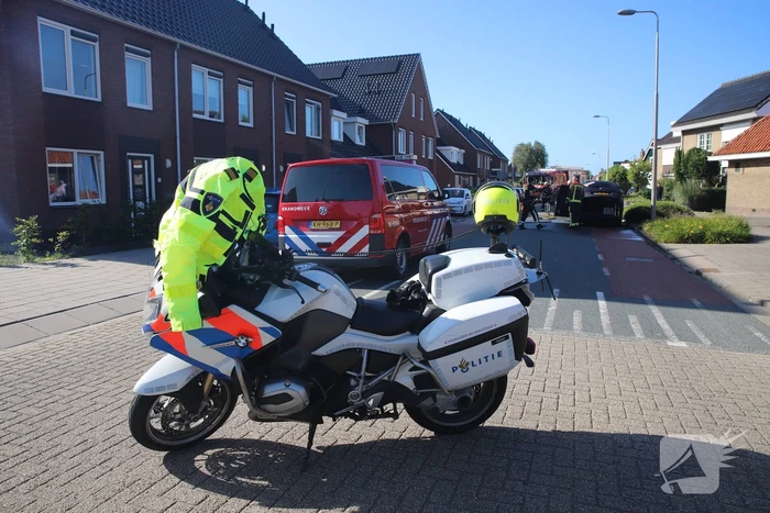 Motorcompartiment van auto brandt totaal uit
