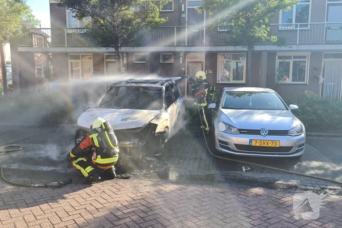 Geparkeerde auto vliegt in brand