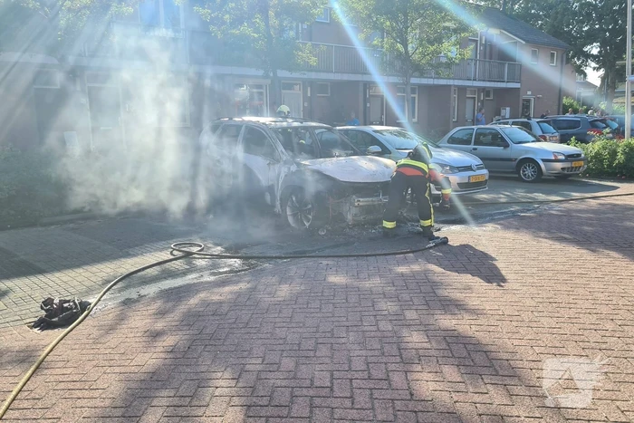 Geparkeerde auto vliegt in brand