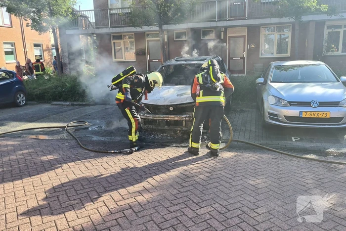Geparkeerde auto vliegt in brand