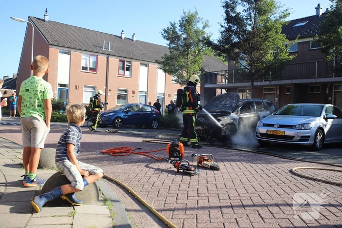 Geparkeerde auto vliegt in brand