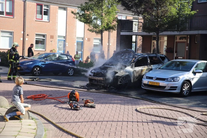 Geparkeerde auto vliegt in brand