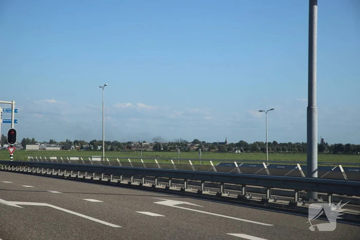 Geparkeerde auto vliegt in brand