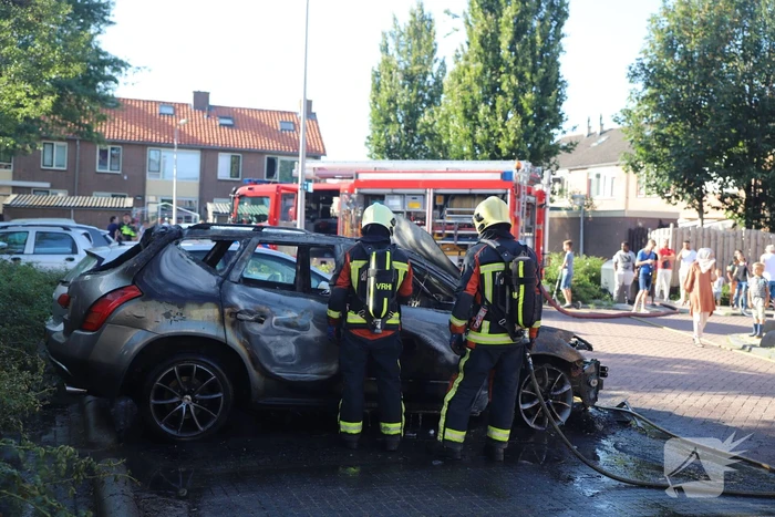 Geparkeerde auto vliegt in brand
