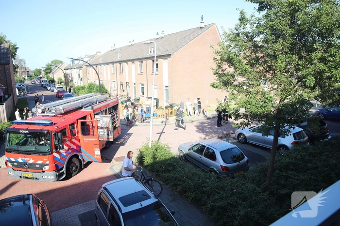 Geparkeerde auto vliegt in brand