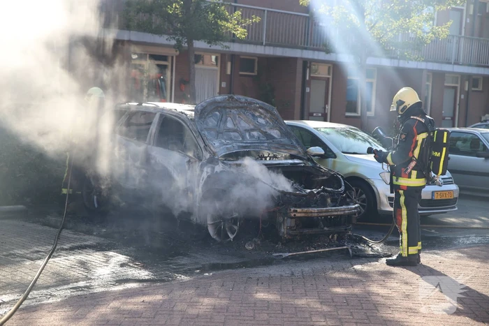 Geparkeerde auto vliegt in brand