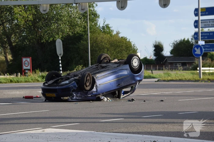 Personenauto belandt op zijn kop na ongeval