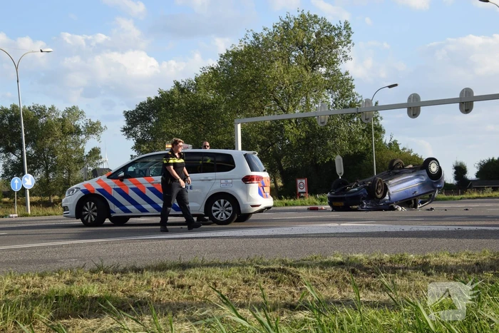 Personenauto belandt op zijn kop na ongeval