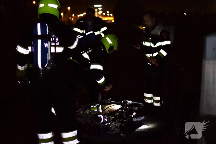 Scooter volledig uitgebrand op brug