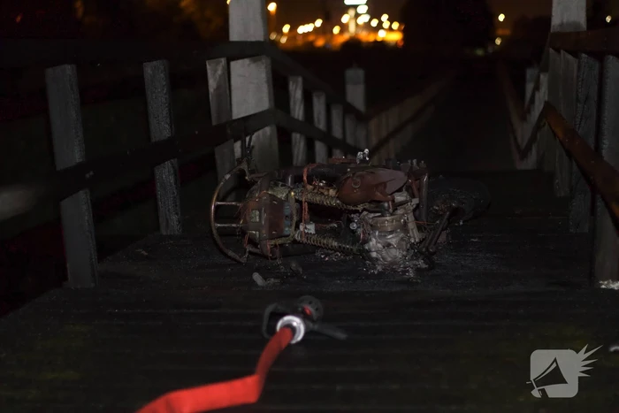 Scooter volledig uitgebrand op brug