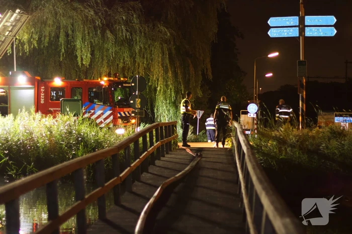 Scooter volledig uitgebrand op brug