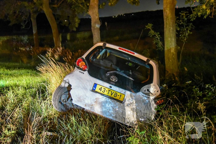 Ravage na botsing op geparkeerde personenauto's