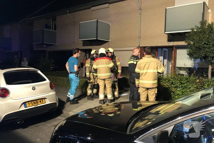 Politie en brandweer halen bewoners uit woning door co-melder