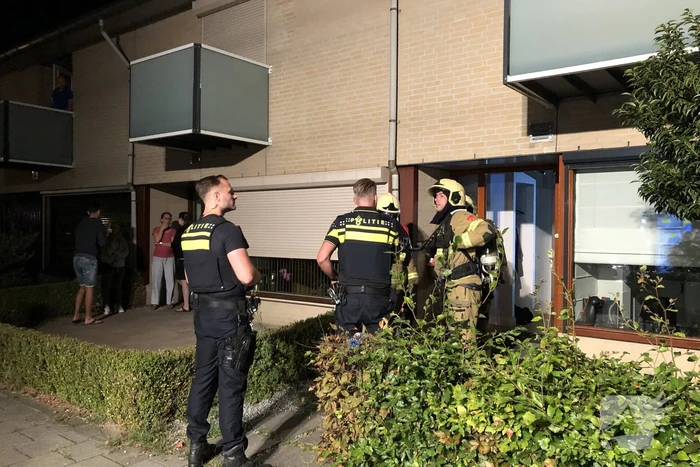 Politie en brandweer halen bewoners uit woning door co-melder