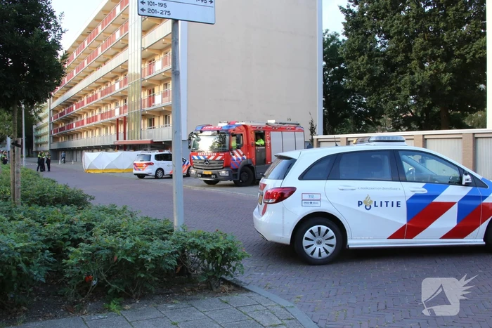 Onderzoek naar overleden persoon onder flatgebouw
