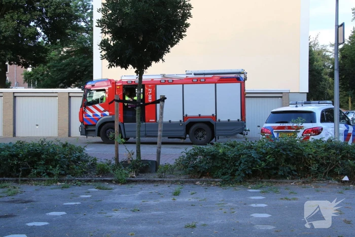 Onderzoek naar overleden persoon onder flatgebouw