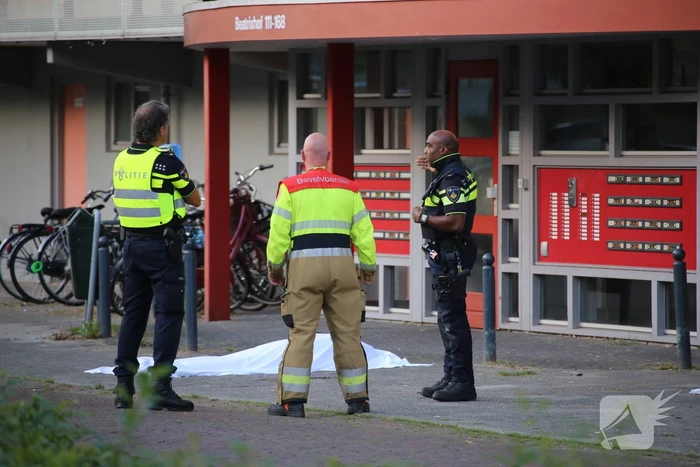 Onderzoek naar overleden persoon onder flatgebouw
