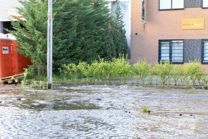 Waterpret na gesprongen waterleiding