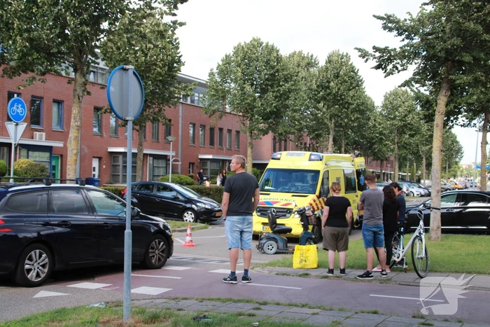 Bestuurster van scootmobiel gewond na aanrijding met auto