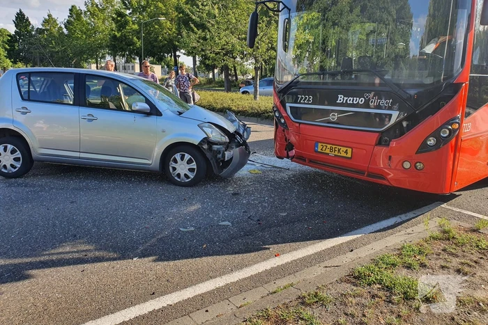 Stadsbus en personenauto botsen frontaal
