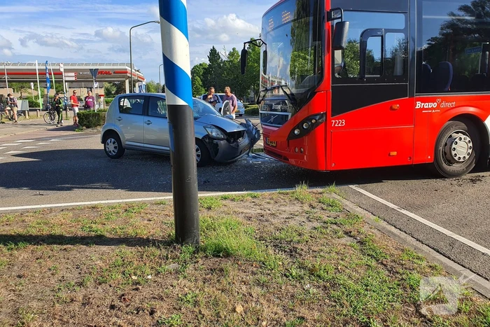 Stadsbus en personenauto botsen frontaal