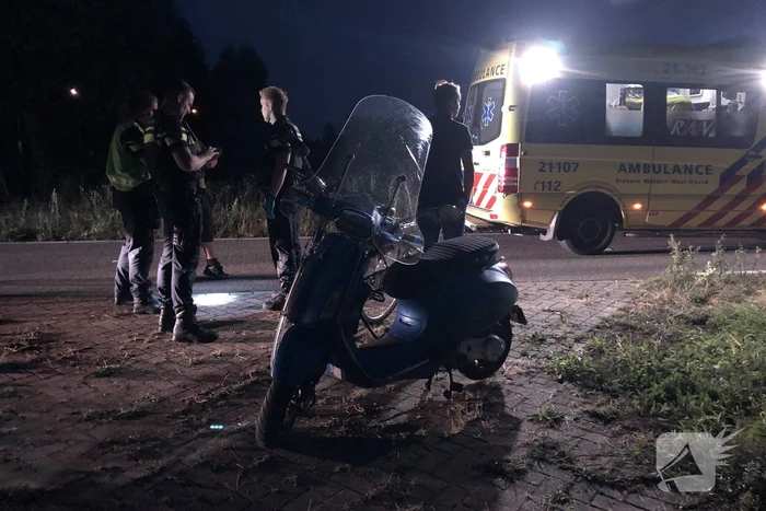 Man valt met brommer en raakt gewond