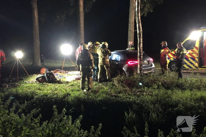 Bestuurder zwaargewond na crash tegen boom