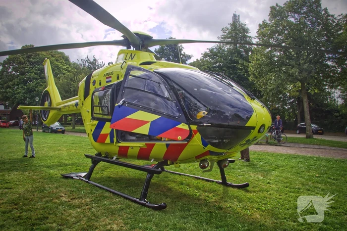 Traumahelikopter landt op grasveld voor incident in woning