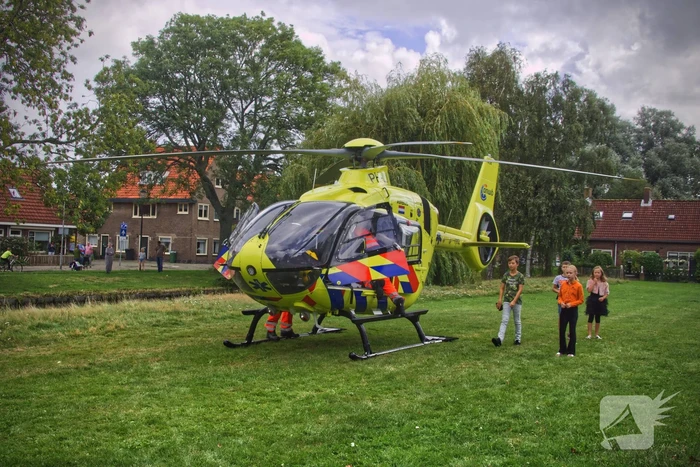 Traumahelikopter landt op grasveld voor incident in woning