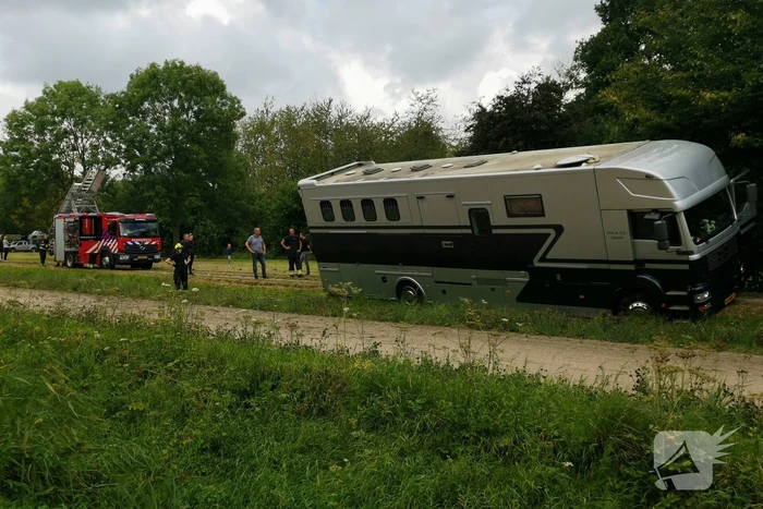 Paardenvrachtwagen dreigt om te vallen