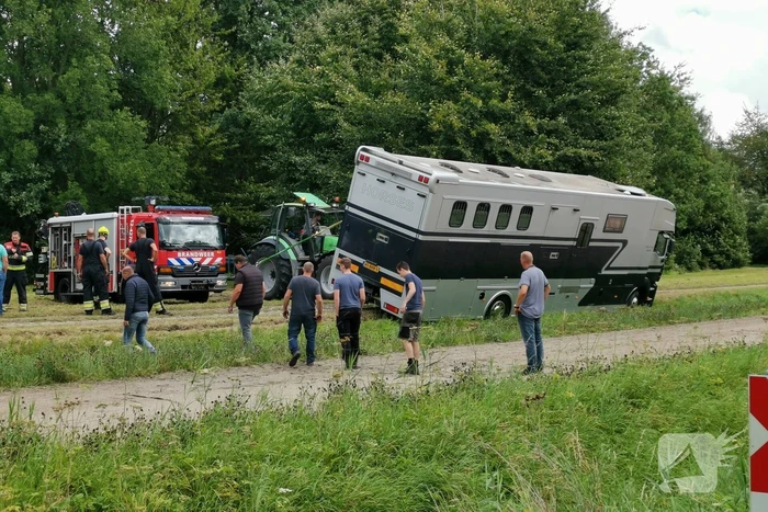 Paardenvrachtwagen dreigt om te vallen