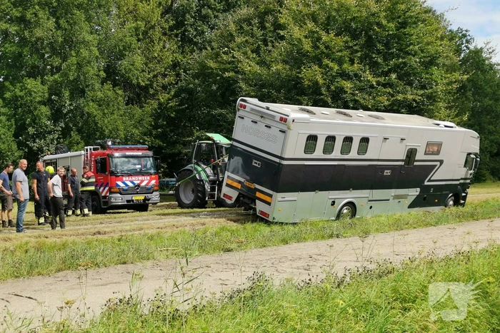 Paardenvrachtwagen dreigt om te vallen