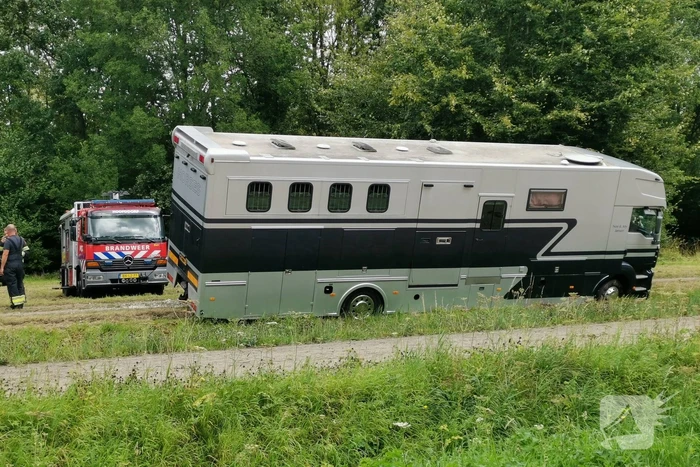 Paardenvrachtwagen dreigt om te vallen