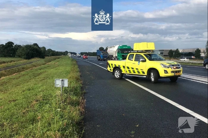 Automobiliste raakt van de weg op afrit